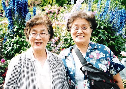 Ли Хи Сук со своей сестрой в 2004 году