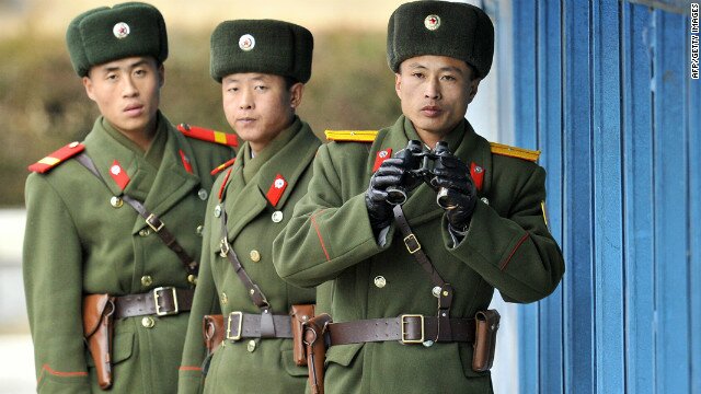 Северокорейские солдаты в демилитаризованной зоне. 22-е декабря 2011 г.